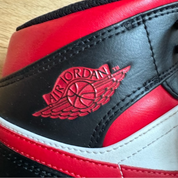 Air Jordan basketball shoes by Nike in size 8, barely worn, clean, black/red - Picture 4 of 6